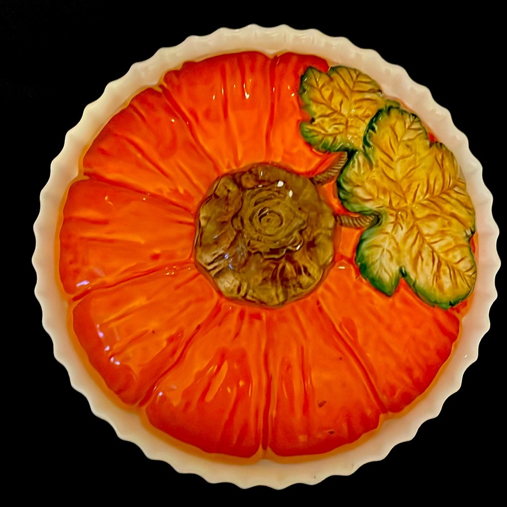 Pumpkin pie dish with lid